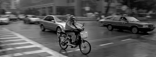 512px-A_motorbike_in_the_cars.jpg