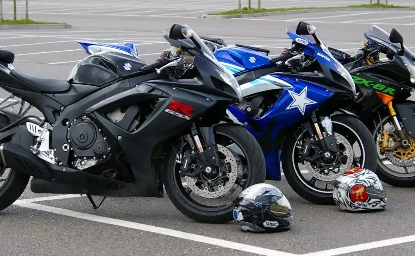 three_motorcycles_placed_side_view_helmets_suzuki_kawasaki-827063-825x510